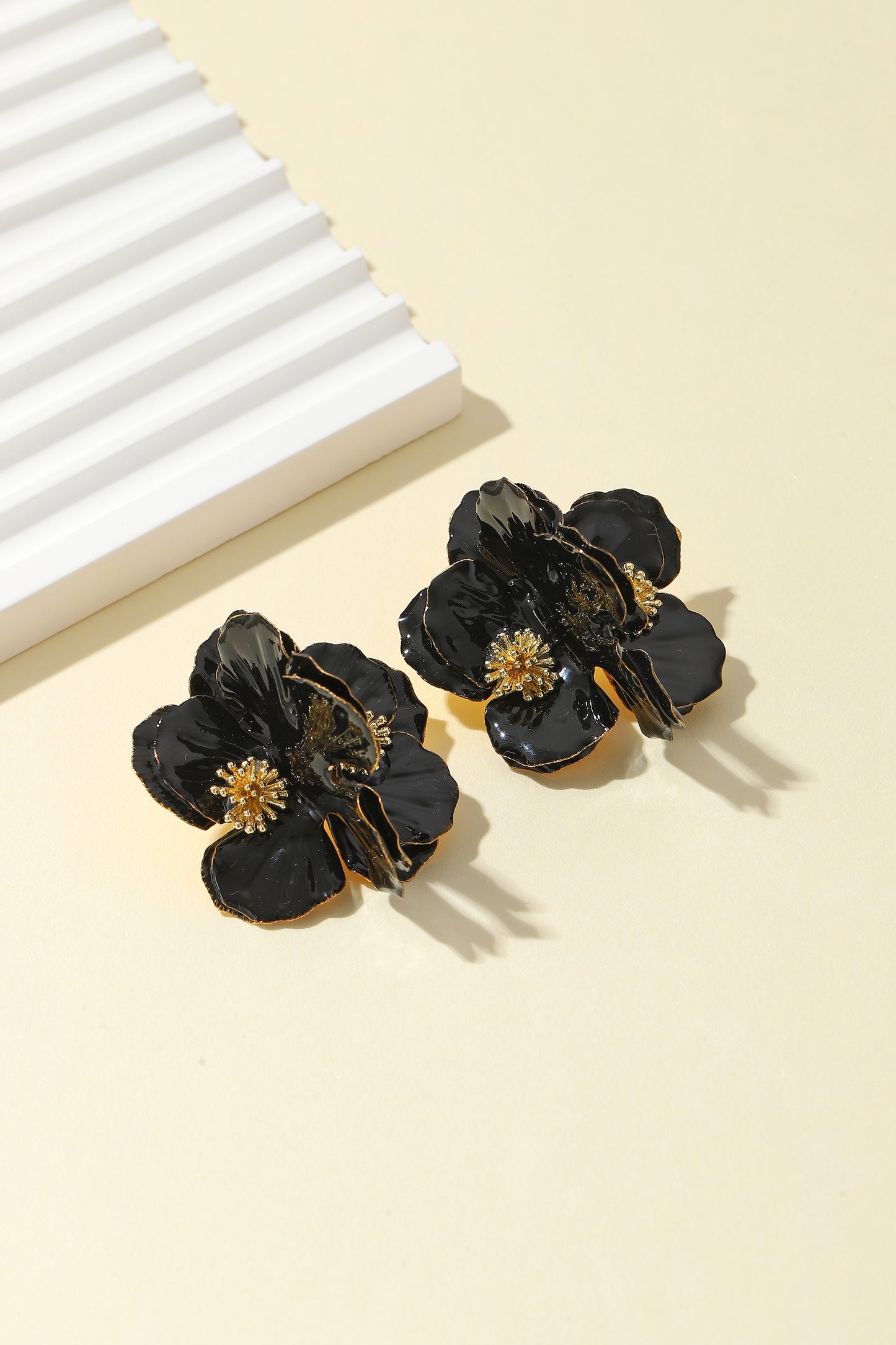 Black and gold vintage-style flower stud earrings, three-dimensional flower stud earrings, unique and stylish ear studs with a niche design