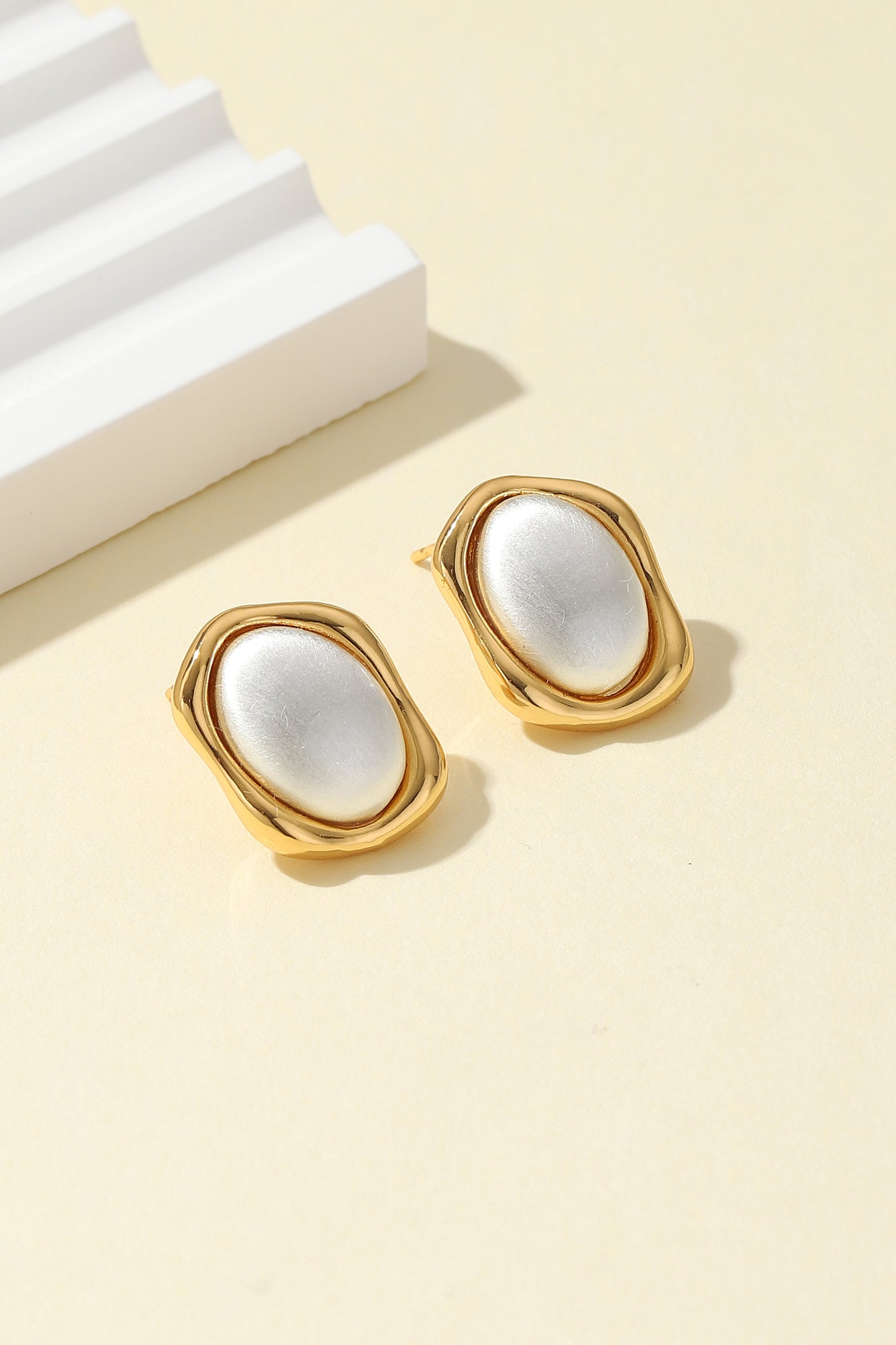 Fashionable commuting stud earrings, imitation pearl inlaid earrings, elegant and versatile earrings
