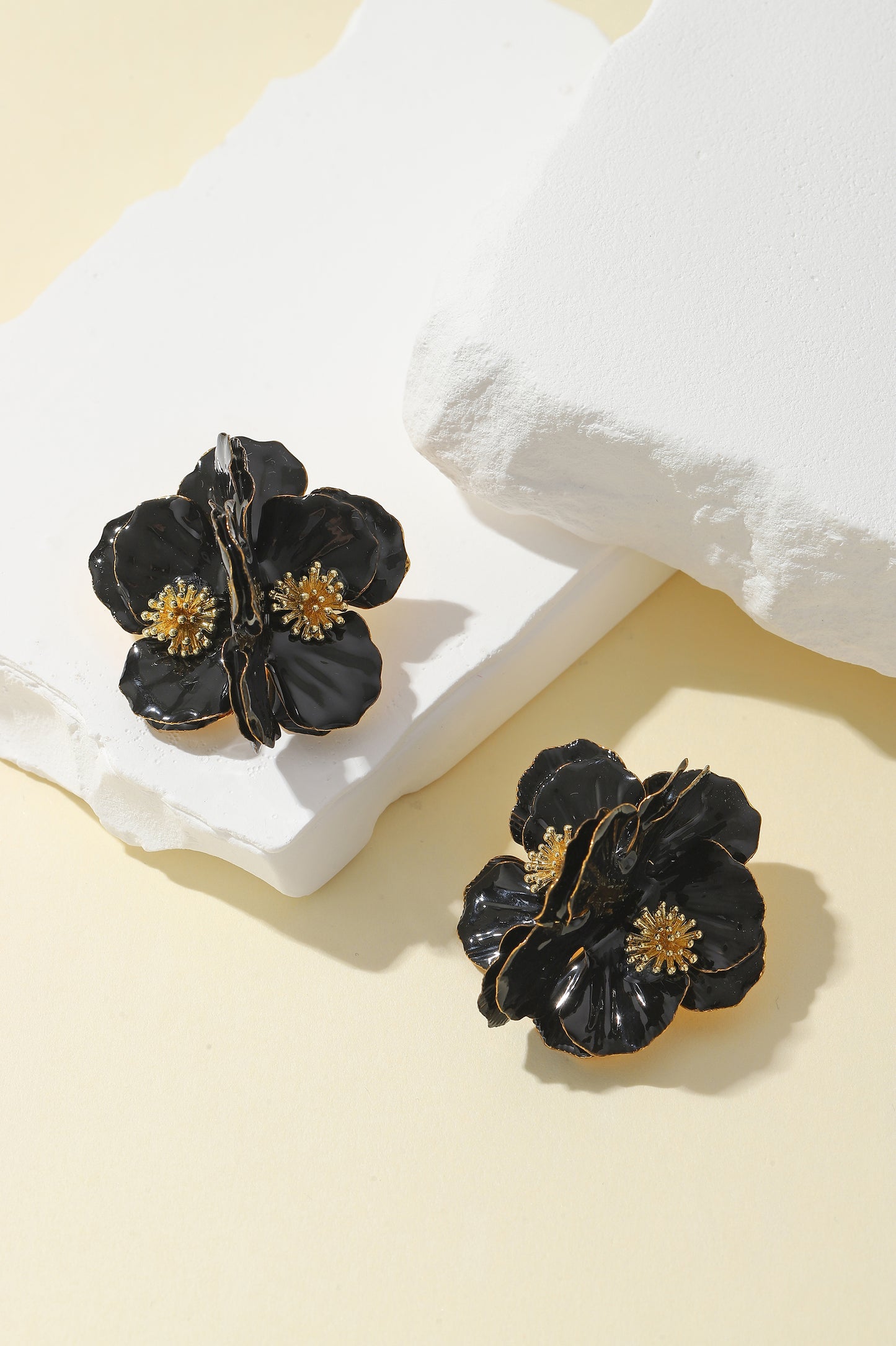 Black and gold vintage-style flower stud earrings, three-dimensional flower stud earrings, unique and stylish ear studs with a niche design