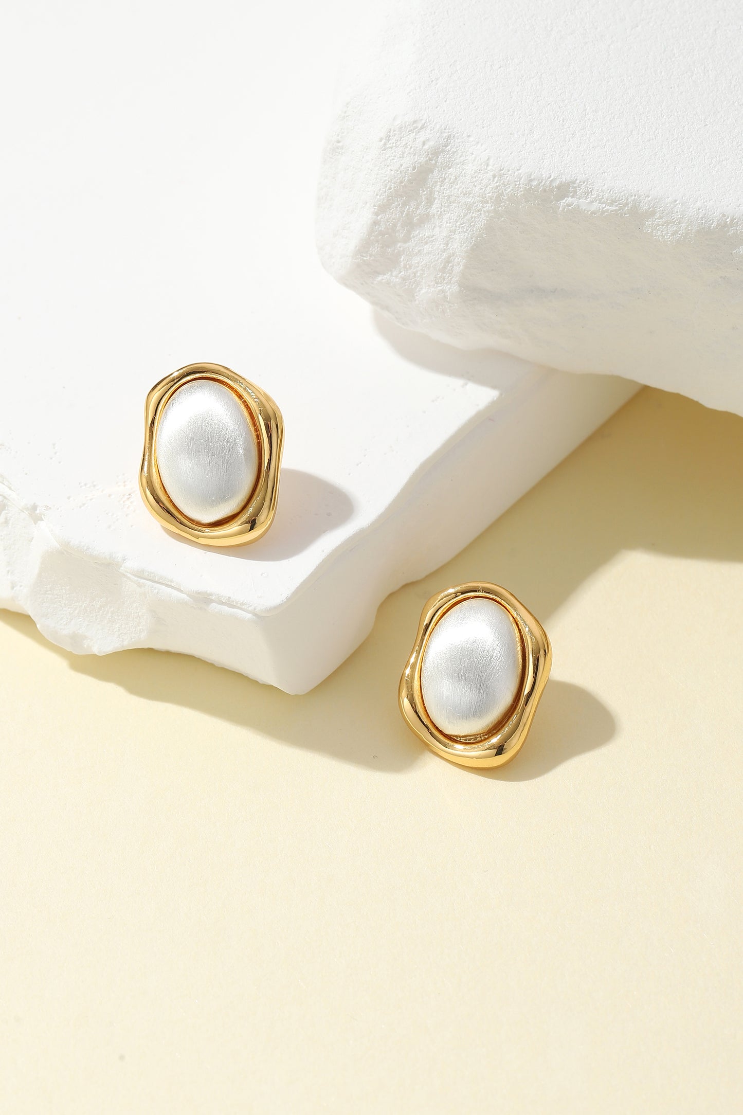 Fashionable commuting stud earrings, imitation pearl inlaid earrings, elegant and versatile earrings