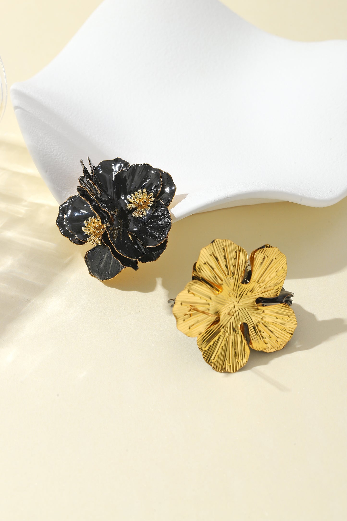 Black and gold vintage-style flower stud earrings, three-dimensional flower stud earrings, unique and stylish ear studs with a niche design
