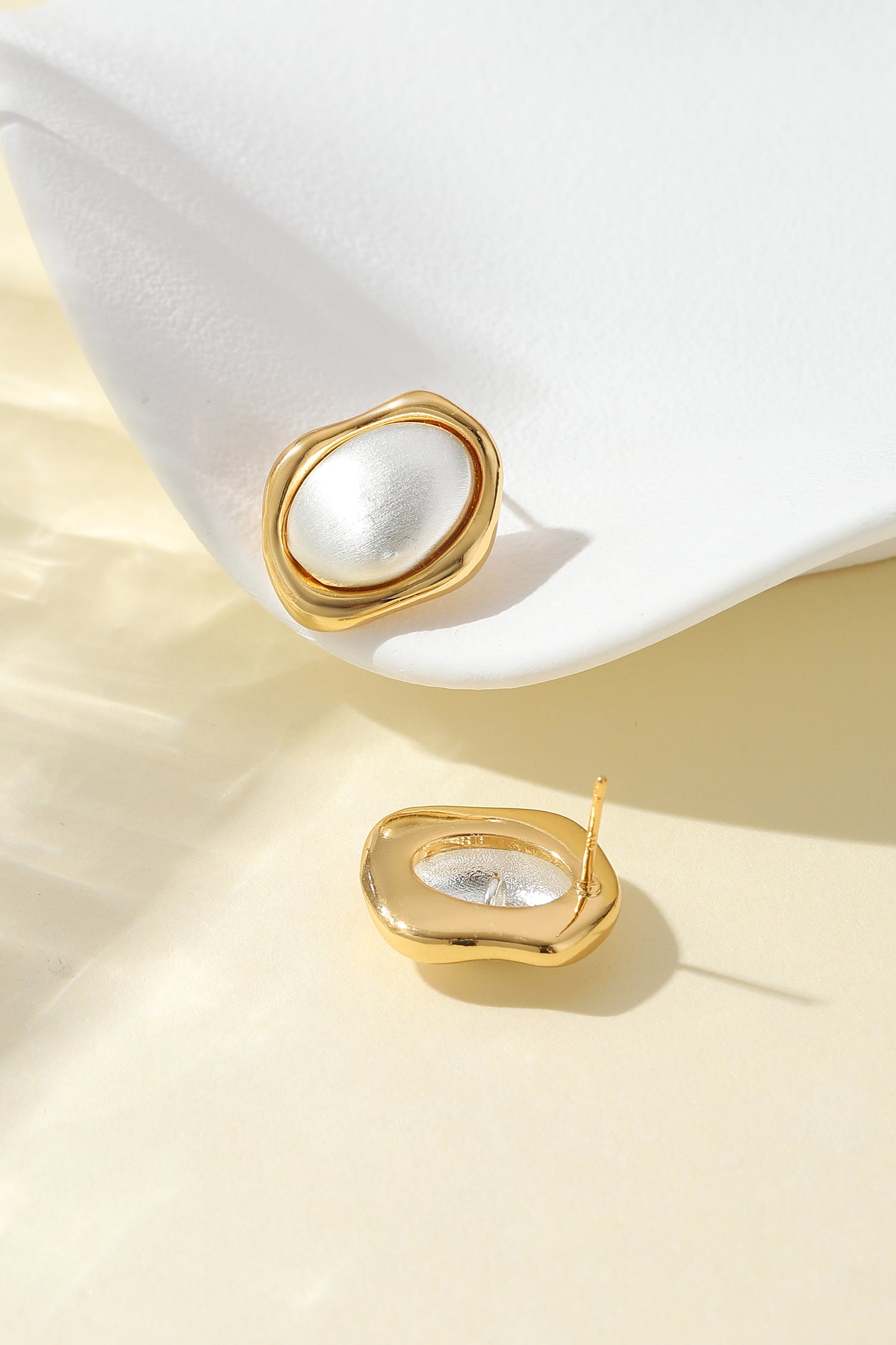 Fashionable commuting stud earrings, imitation pearl inlaid earrings, elegant and versatile earrings