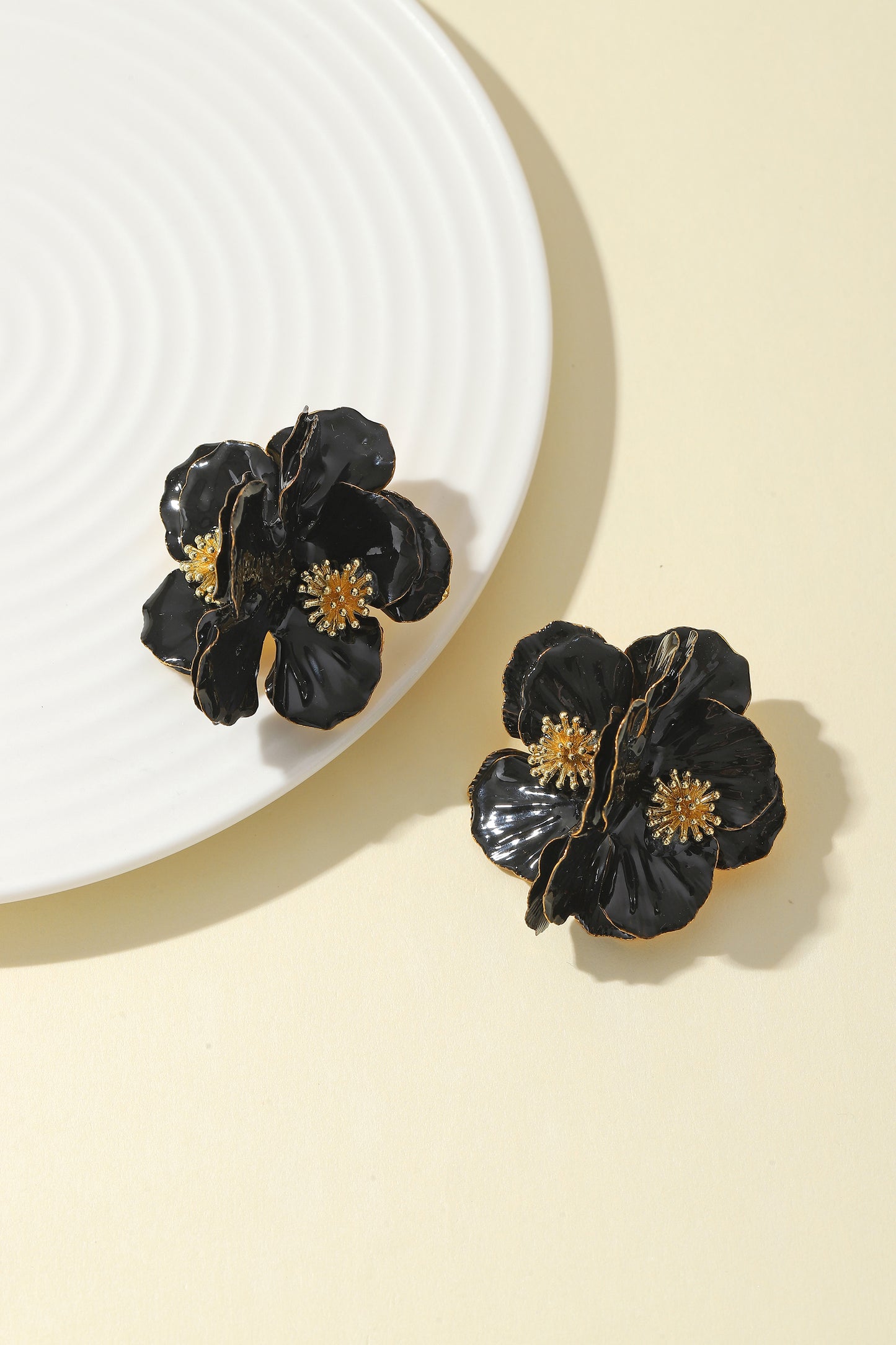 Black and gold vintage-style flower stud earrings, three-dimensional flower stud earrings, unique and stylish ear studs with a niche design