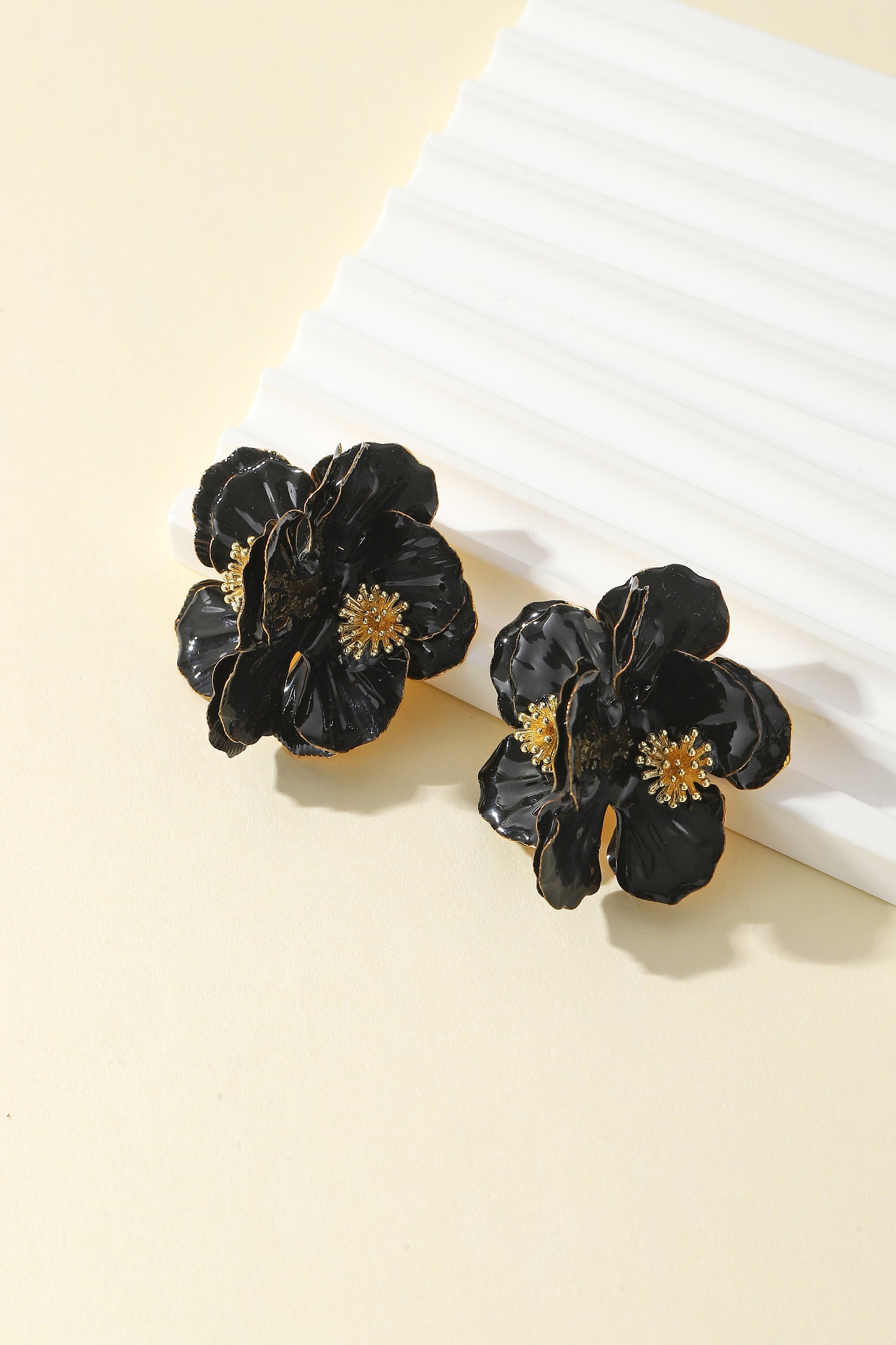 Black and gold vintage-style flower stud earrings, three-dimensional flower stud earrings, unique and stylish ear studs with a niche design
