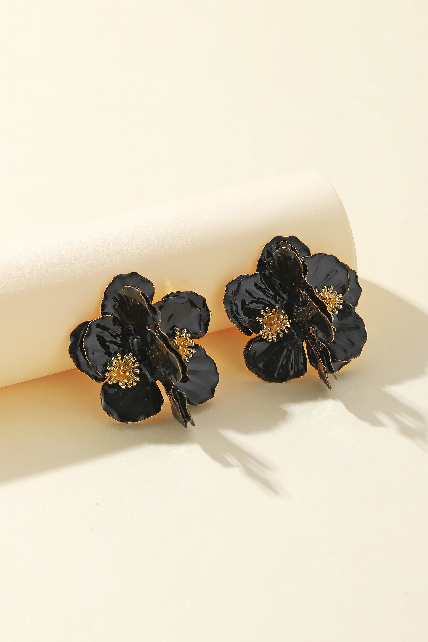 Black and gold vintage-style flower stud earrings, three-dimensional flower stud earrings, unique and stylish ear studs with a niche design
