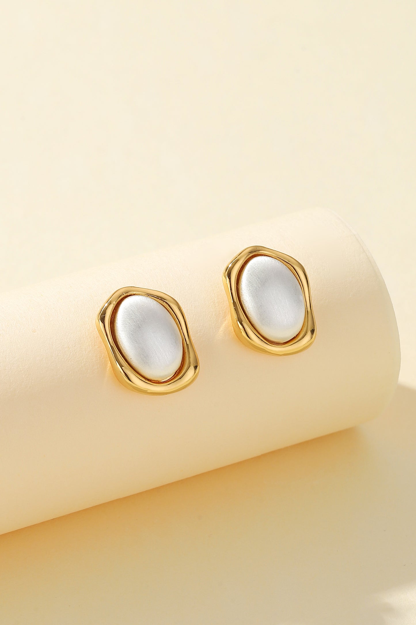 Fashionable commuting stud earrings, imitation pearl inlaid earrings, elegant and versatile earrings