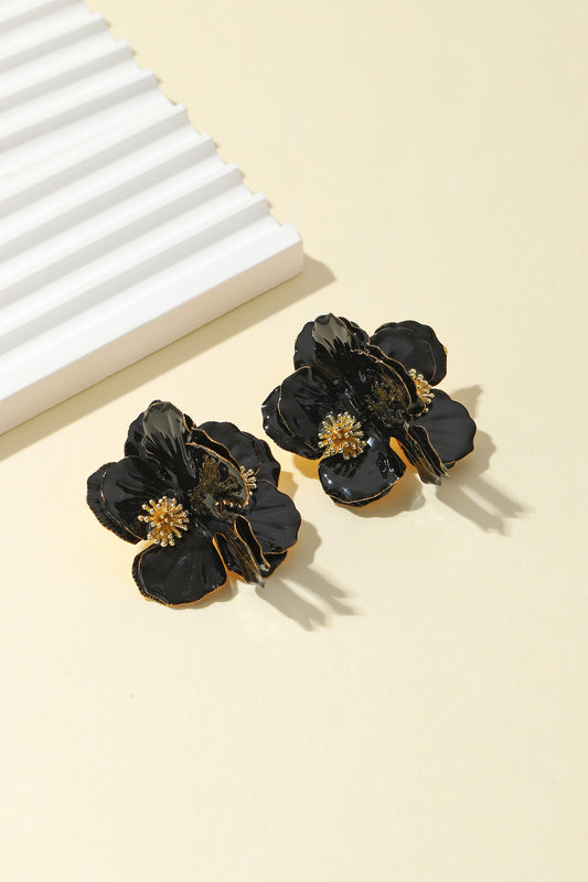 Black and gold vintage-style flower stud earrings, three-dimensional flower stud earrings, unique and stylish ear studs with a niche design